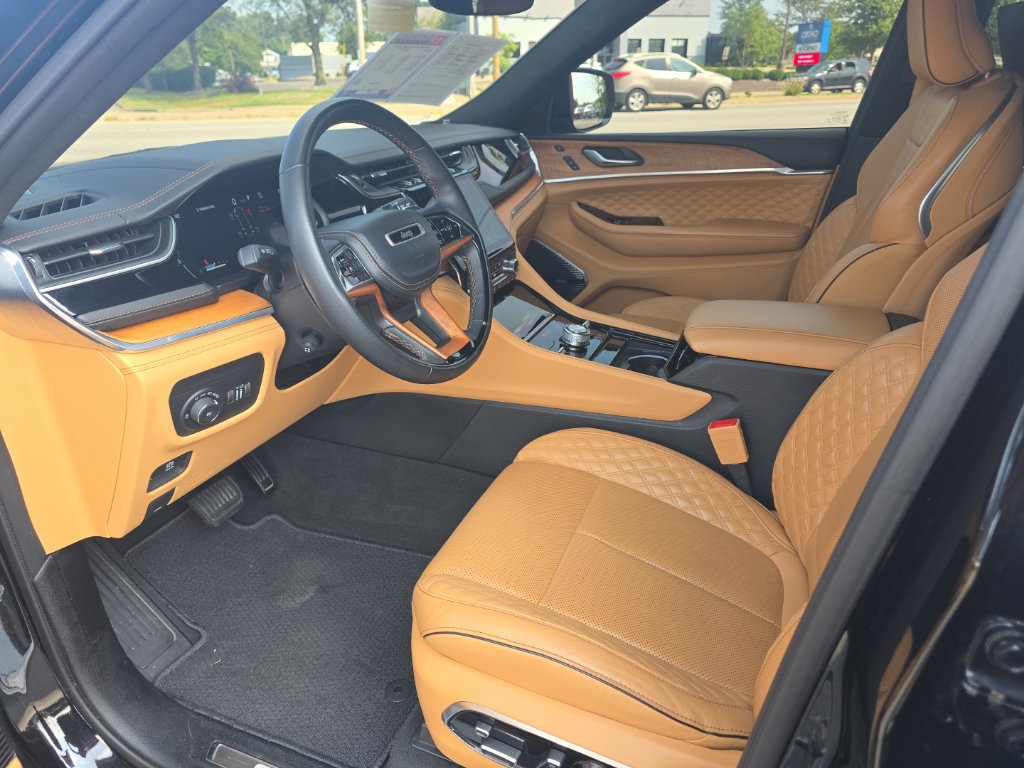 Used 2023 Jeep Grand Cherokee L Summit AWD/4WD image 9