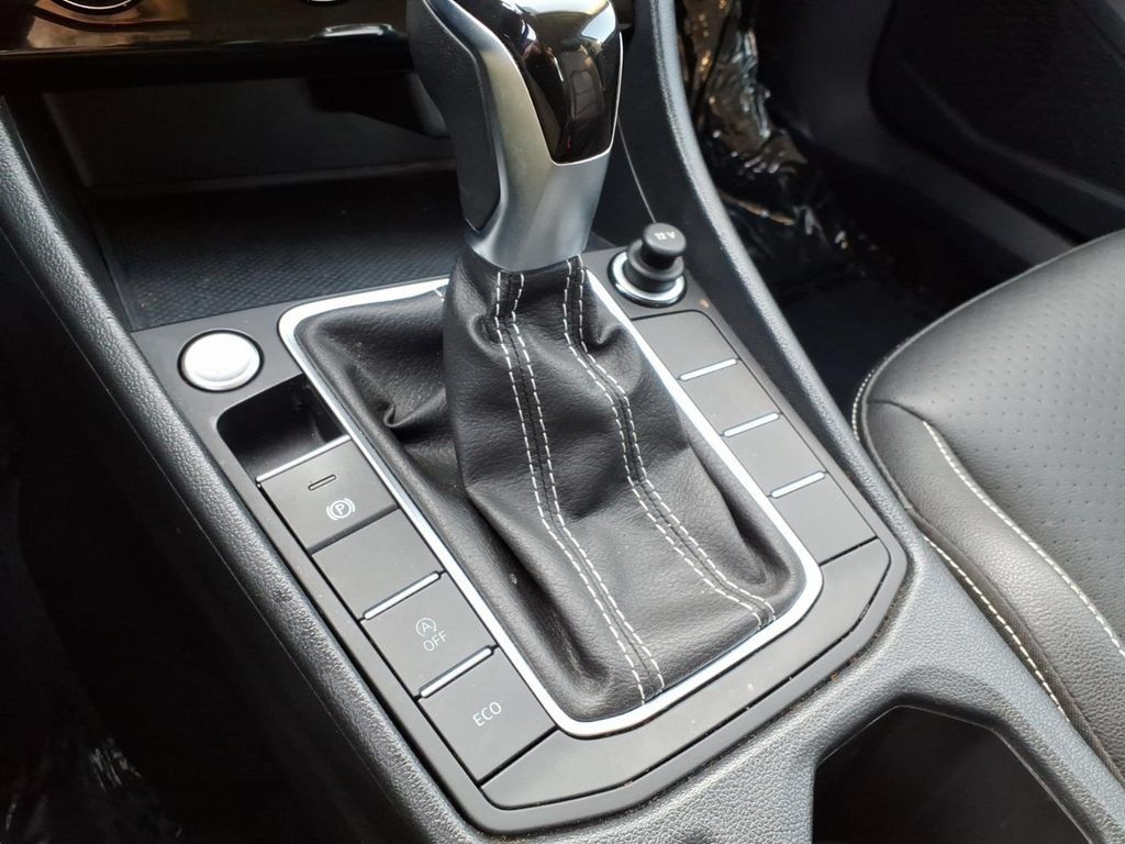 Used 2024 Volkswagen Jetta SE FWD image 16
