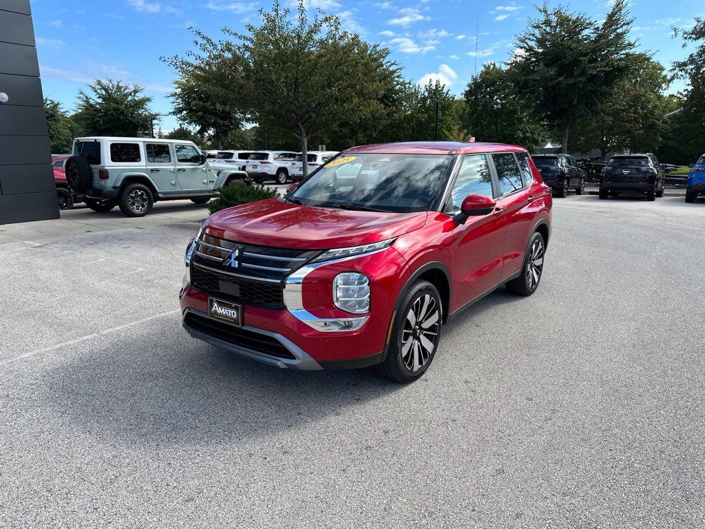Used 2025 Mitsubishi Outlander SE AWD/4WD image 3