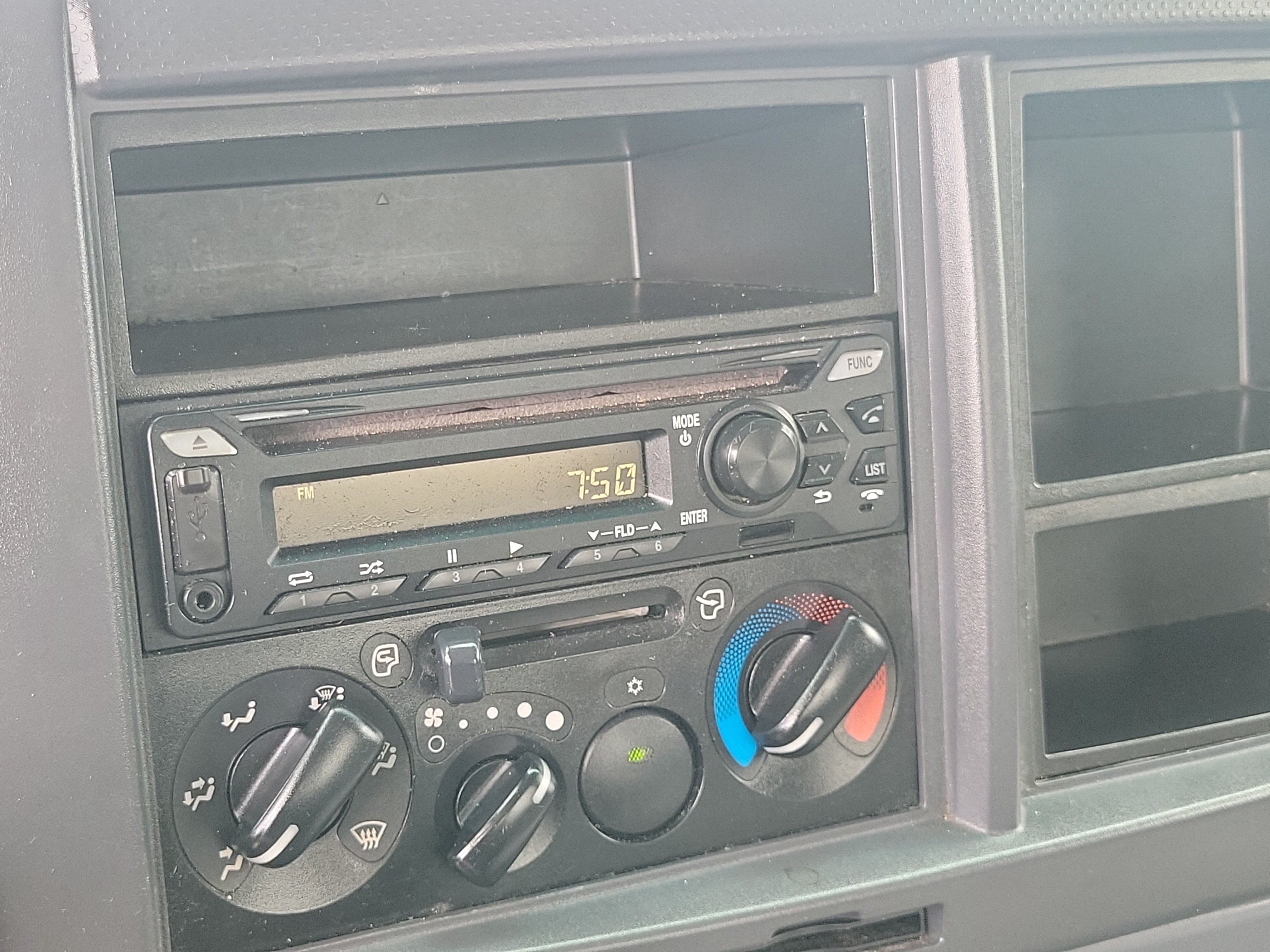 Used 2018 Isuzu NPR RWD image 29