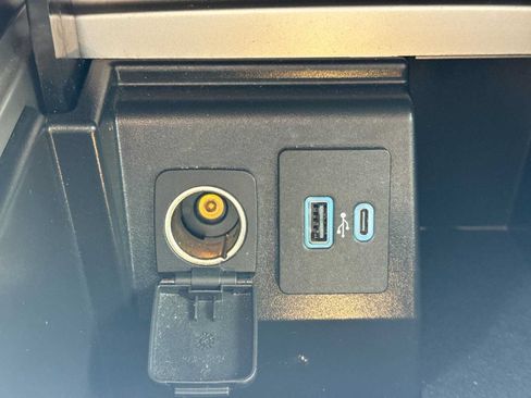 Used 2022 Ford Explorer XLT w/ Equipment Group 202A AWD/4WD image 32