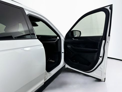 Used 2023 Jeep Grand Cherokee L Laredo image 33