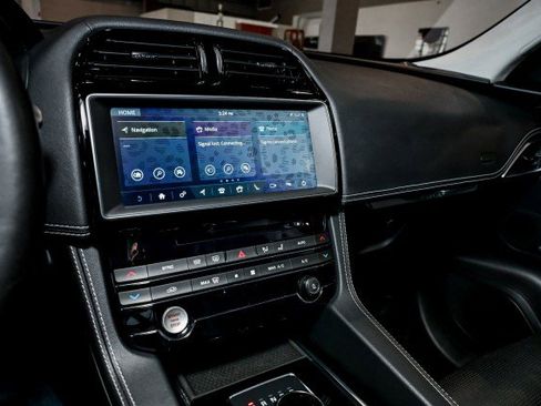 Used 2019 Jaguar F-PACE R-Sport image 36