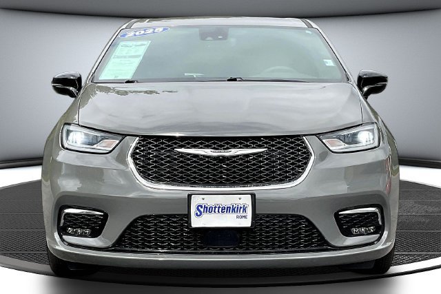 Used 2025 Chrysler Pacifica Select FWD image 2