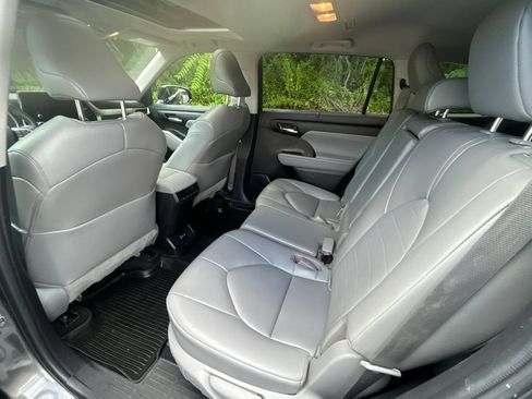 Used 2023 Toyota Highlander XLE AWD/4WD image 12
