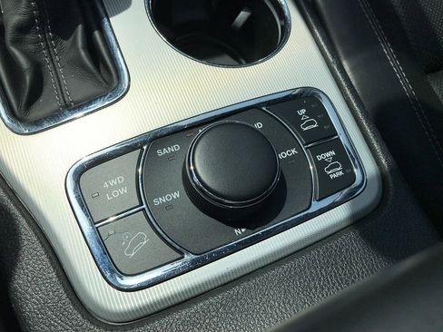 Used 2019 Jeep Grand Cherokee Overland w/ Interior Metal Package AWD/4WD image 28
