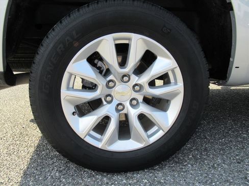 Used 2020 Chevrolet Silverado 1500 Custom w/ Custom Value Package image 7