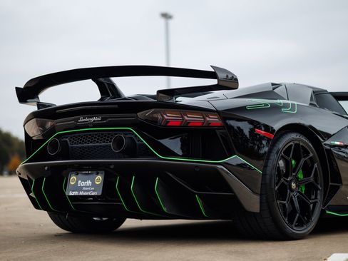 Used 2021 Lamborghini Aventador SVJ image 32
