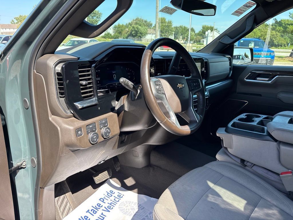 Used 2025 Chevrolet Silverado 1500 LT AWD/4WD image 33