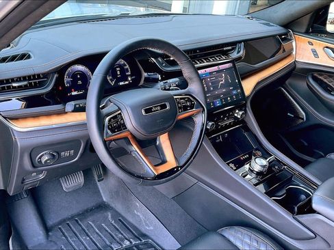 Used 2025 Jeep Grand Cherokee L Summit AWD/4WD image 14