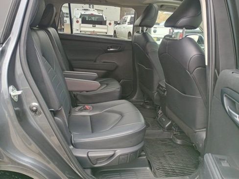 Used 2023 Toyota Highlander XLE AWD/4WD image 17
