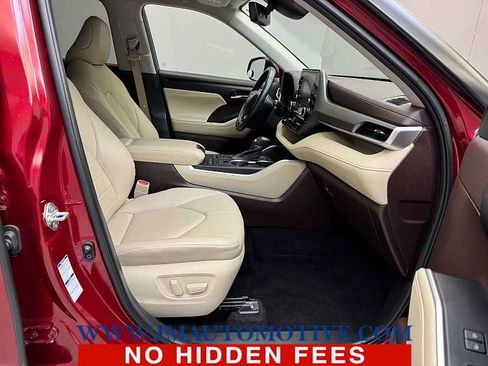Used 2021 Toyota Highlander XLE AWD/4WD image 23