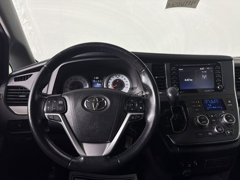 Used 2018 Toyota Sienna SE image 13