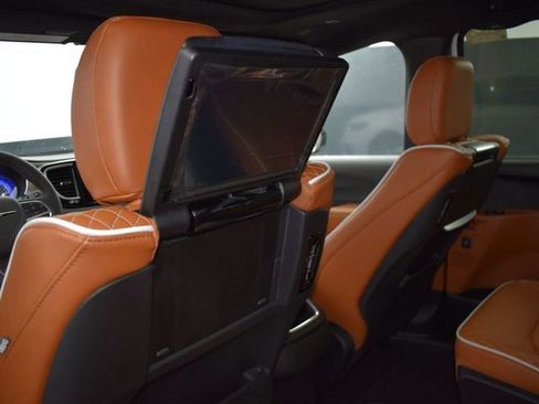 New 2026 Chrysler Pacifica Pinnacle w/ Trailer Tow Group image 32