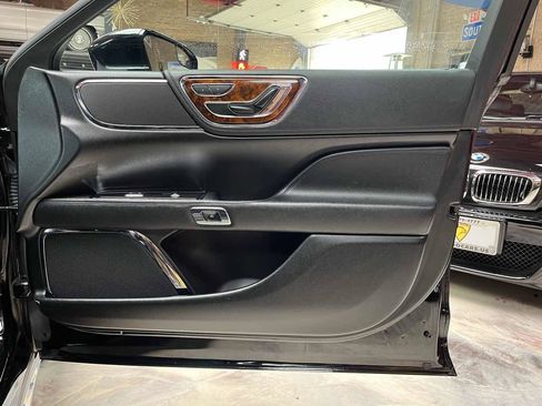 Used 2018 Lincoln Continental Premiere AWD/4WD image 28