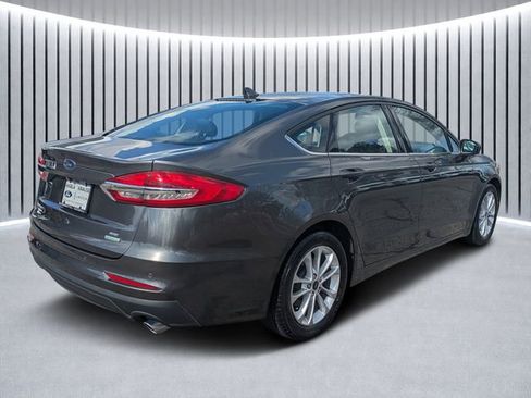 Used 2019 Ford Fusion SE image 3