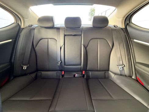 Used 2025 Genesis G70 2.5T image 39