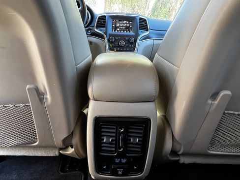 Used 2018 Jeep Grand Cherokee Limited image 37