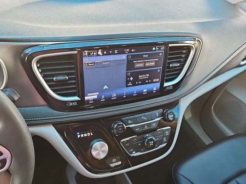 Used 2024 Chrysler Pacifica Limited FWD image 15