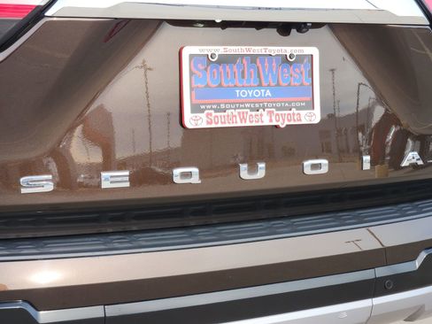 Used 2023 Toyota Sequoia Limited image 9