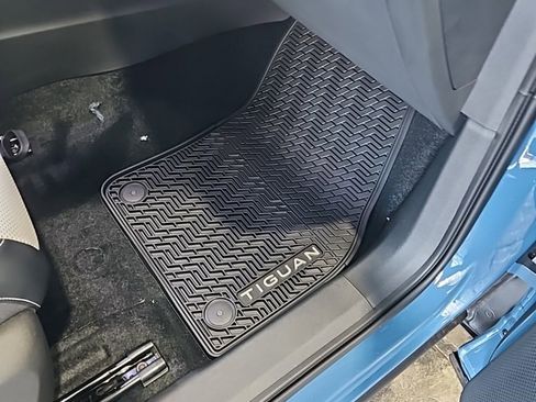 New 2025 Volkswagen Tiguan SE image 14