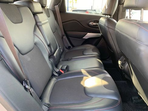 Used 2018 Jeep Cherokee Trailhawk AWD/4WD image 25