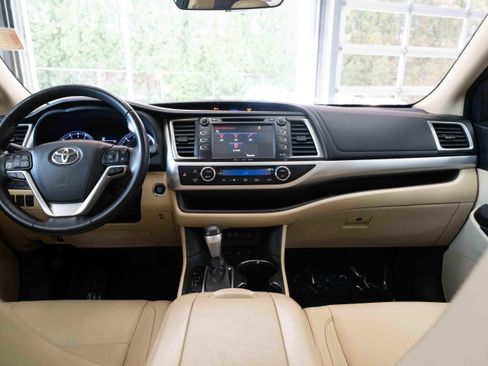 Used 2018 Toyota Highlander XLE AWD/4WD image 20