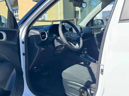 Used 2023 Hyundai Venue SE FWD image 15