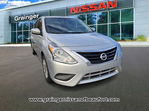 Used 2018 Nissan Versa SV image 2