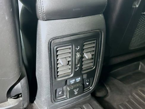 Used 2018 Jeep Grand Cherokee Limited image 25
