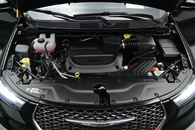 Used 2026 Chrysler Pacifica Limited FWD image 18