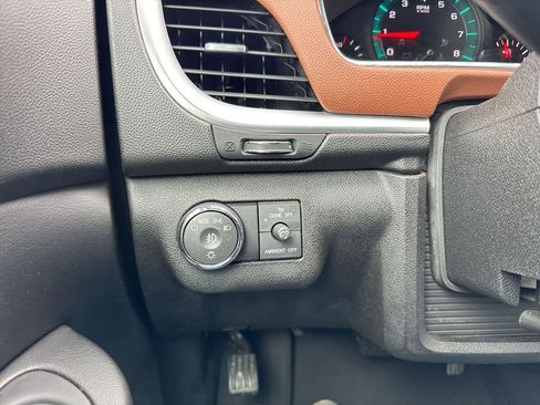 Used 2017 Chevrolet Traverse LT w/ Style and Technology Package image 18