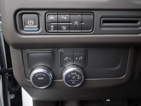 Used 2024 GMC Yukon SLT w/ SLT Premium Package image 13