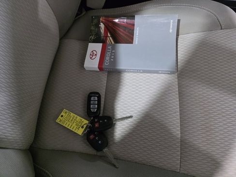 Used 2015 Toyota Corolla LE image 9