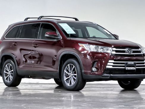 Used 2019 Toyota Highlander XLE w/ Carpet Mat Package (TMS) AWD/4WD image 7