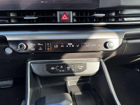 Used 2025 Kia Carnival SX w/ SX Dark Edition Package image 31