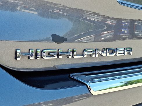 Used 2020 Toyota Highlander XLE AWD/4WD image 34