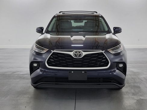 Used 2023 Toyota Highlander XLE FWD image 3