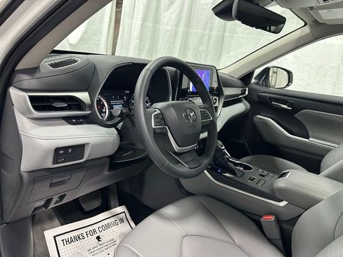 Used 2025 Toyota Highlander XLE image 15