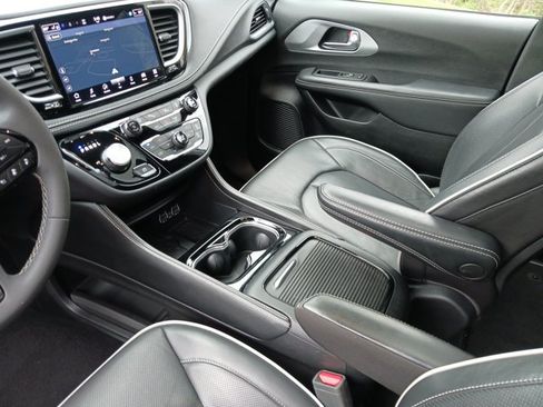 Used 2025 Chrysler Pacifica Limited FWD image 26