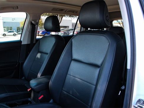 Used 2020 Volkswagen Tiguan SE w/ Panoramic Sunroof Package image 11