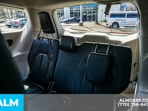 Used 2024 Chrysler Pacifica Touring-L FWD image 22