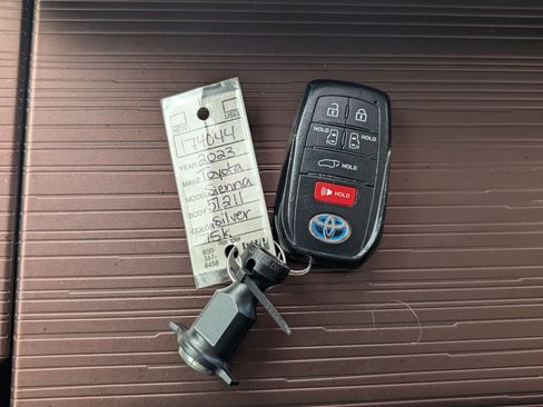 Used 2023 Toyota Sienna XLE FWD image 37