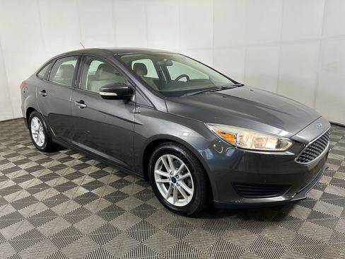 Used 2017 Ford Focus SE FWD image 3