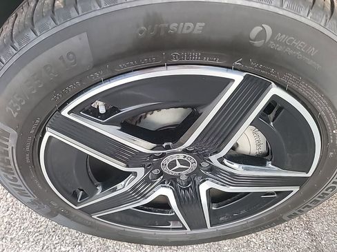 Used 2025 Mercedes-Benz GLC 300 4MATIC image 3