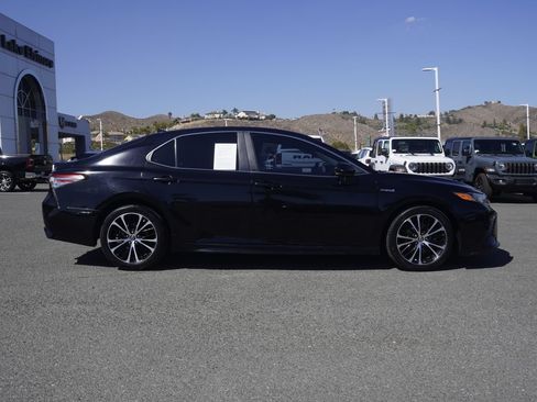 Used 2019 Toyota Camry SE FWD image 3