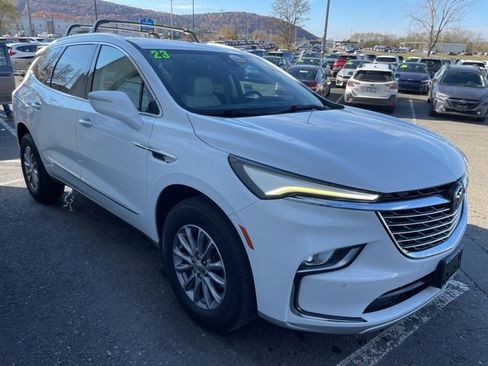 Used 2023 Buick Enclave Essence image 6