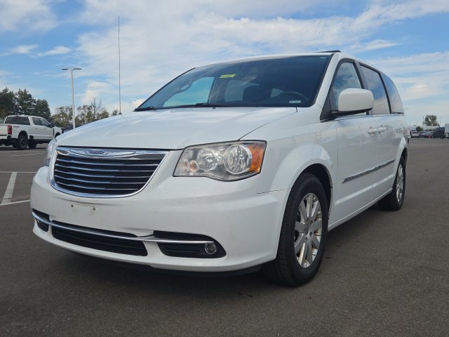 Used 2016 Chrysler Town & Country Touring FWD image 2
