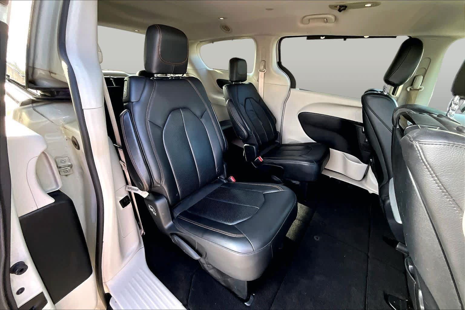 Used 2017 Chrysler Pacifica Touring-L Plus w/ Tire & Wheel Group FWD image 21