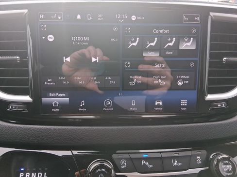 Used 2024 Chrysler Pacifica Touring-L FWD image 26
